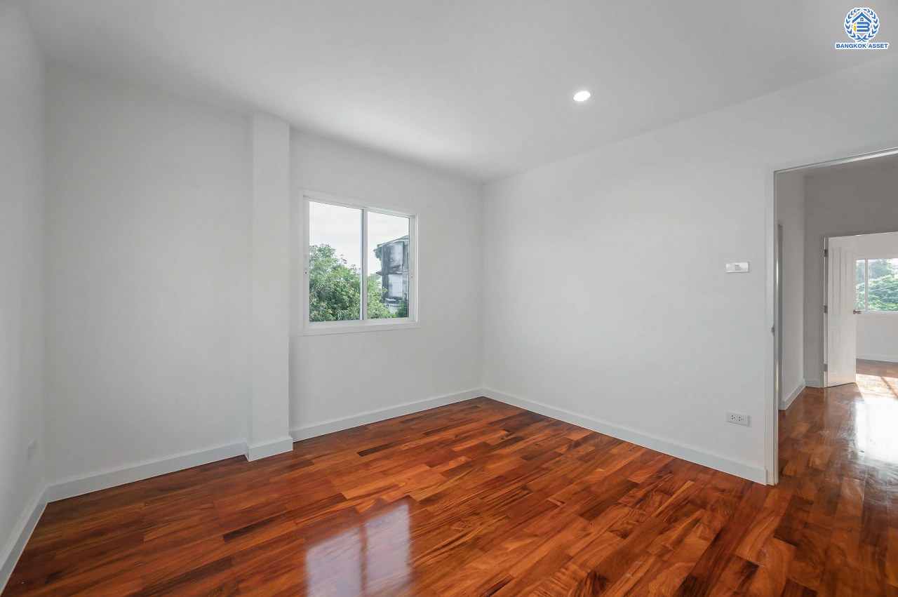 บ้านมือสองตกแต่งใหม่ โครงการ บ้านอาภา2 ปิ่นเกล้า-สวนผัก เนื้อที่ 57 ตร.ว. พื้นที่ใช้สอย 165.6 ตร.ม. ฟังก์ชัน 3 ห้องนอน 3 ห้องน้ำ จอดรถได้ 2 คัน บนทำเลเดินทางสะดวก เชื่อมต่อหลายเส้นทาง อาทิถนนกาญจนาภิเษก, ถนนนครอินทร์, ถนนราชพฤกษ์  ใกล้รถไฟฟ้าสายสีแดง "สถานีบางบำหรุ"